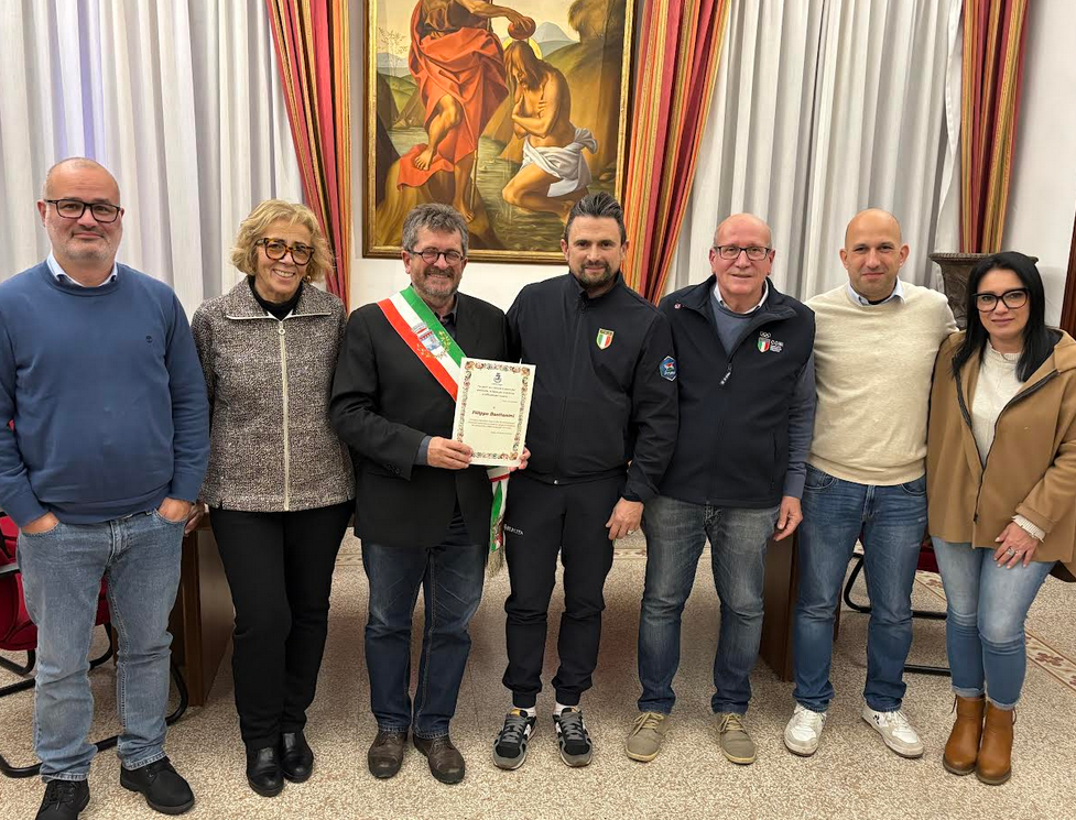 Foto di gruppo consegna encomio all'atleta del mese (Fonte foto Comune di Signa)