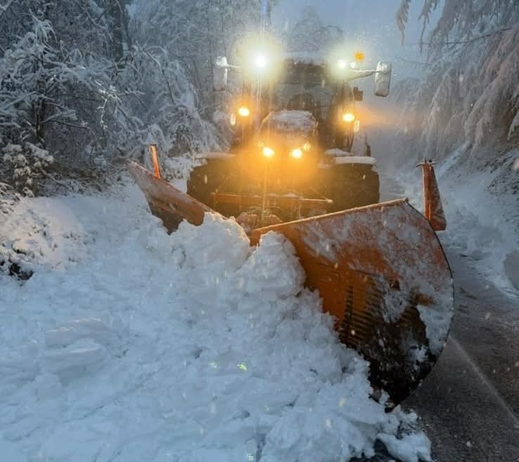 In azione mezzi spalaneve e spargisale
