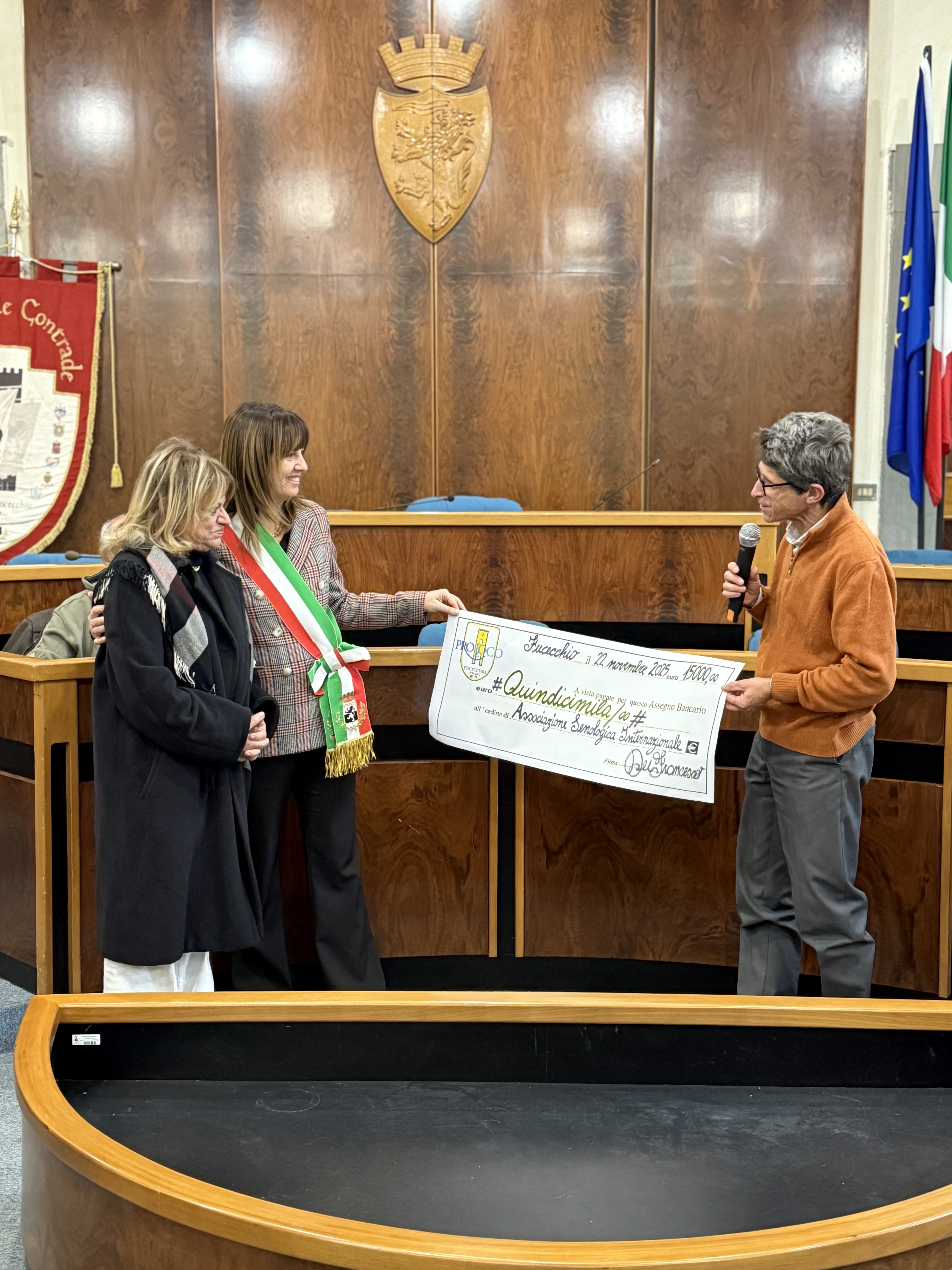 Il Comitato “Fucecchio con le donne per la vita” ha donato 15mila euro all'Associazione Senologica Internazionale di Pisa