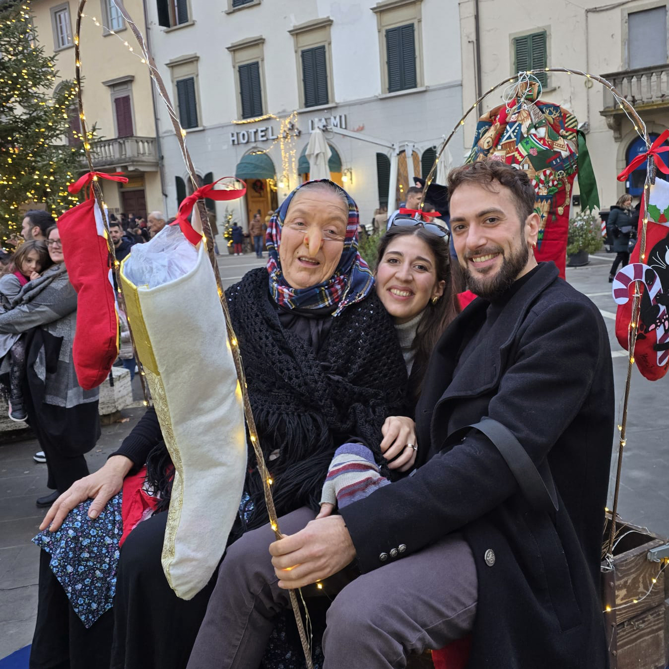 la befana insieme alla Sindaca Giannì e all'Assessore Spina