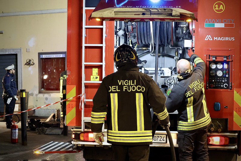 Incendi nella notte (foto archivio Antonello Serino - Met Ufficio Stampa)