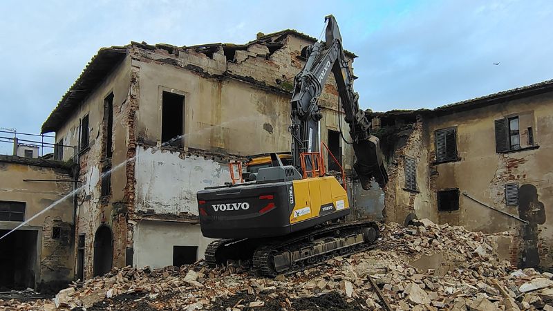 Vinci. Fattoria di Sovigliana, al via le operazioni di demolizione