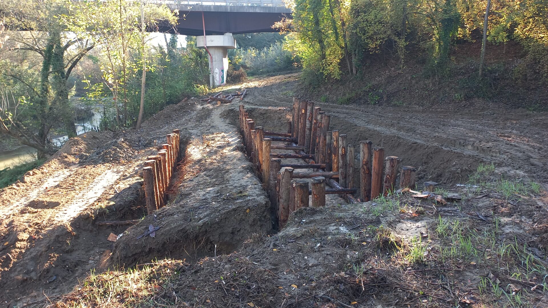 La sponda sinistra dell'Elsa durante l'intervento (Fonte foto Consorzio di Bonifica Medio Valdarno)