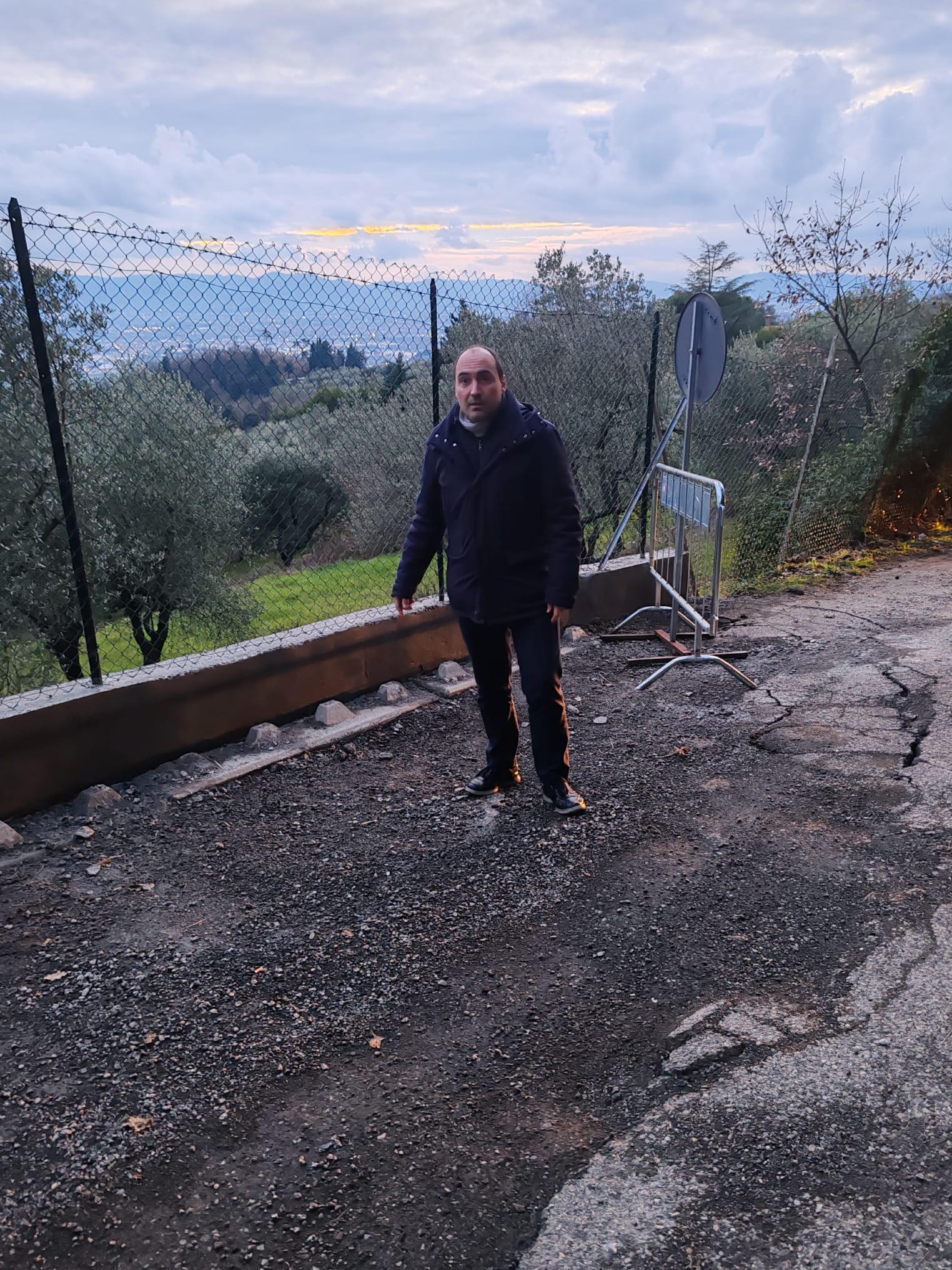  Nelle foto il sopralluogo del sindaco in via baronese e l’intervento di ripristino della frana (fonte foto comunicato stampa)