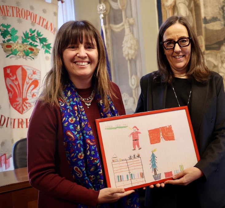 Emma Donnini e Sara Funaro un disegno di Nadia Nencioni (foto Antonello Serino Met Ufficio Stampa)