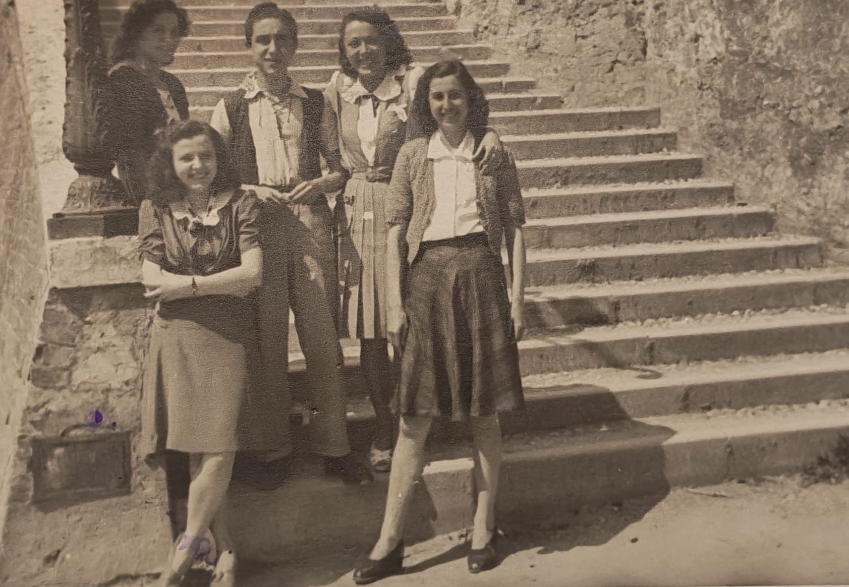 Lea Arzilli (al centro) insieme a Damiris Corsoni (alla sua sinistra) e Lina Maggiorelli (alla sua destra) in una immagine inedita 