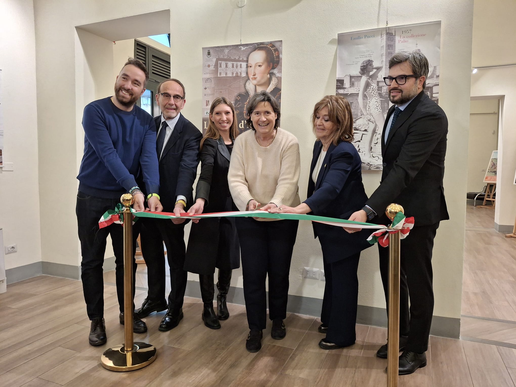 Mostra Folklore - il taglio del nastro (Fonte comunicato stampa Consiglio della Regione Toscana)