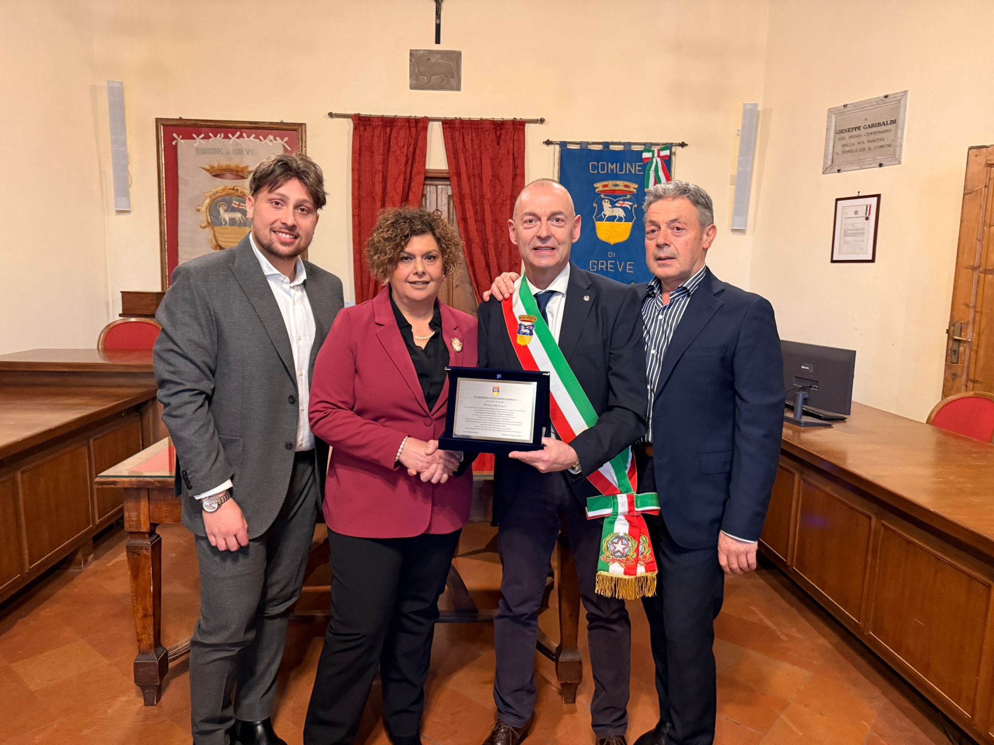 Il sindaco Sottani. con i familiari di Lucrezia