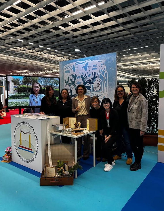 Dirigente, gruppo docenti e coordinatrice pedagogica a Didacta 2026 (Fonte foto comunicato Comune di Barberino Tavarnelle)