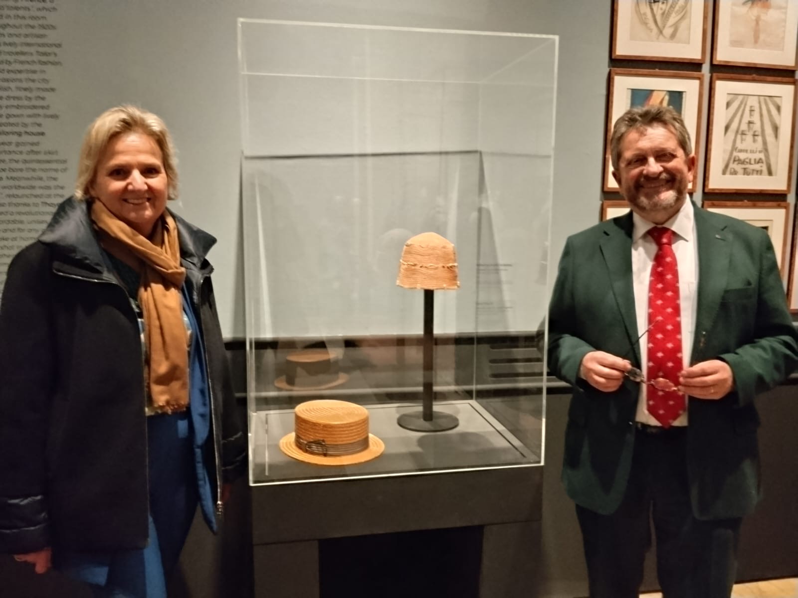 Due cappelli del Museo Civico della Paglia di Signa in mostra a Palazzo Medici Riccardi nella rassegna dedicata al Déco fiorentino (Fonte foto comunicato Comune di Signa)