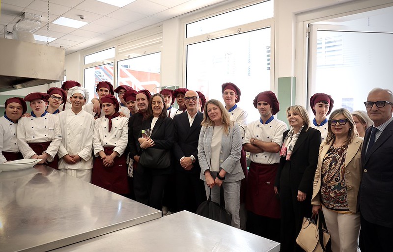 Sindaca Metropolitana Sara Funaro con i ragazzi del Buontalenti (foto Antonello Serino - Met Ufficio Stampa)