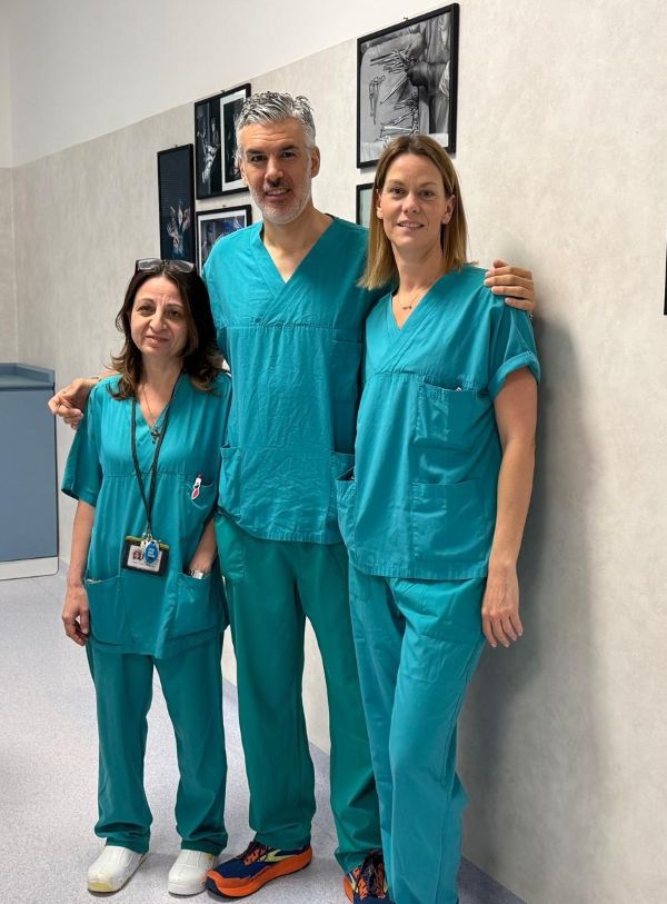 Le dottoresse dell'ambulatorio del pavimento pelvico Giusy Amarù e Cristina Regini al centro Massimo Gabbanini direttore della Ginecologia (Fonte foto comunicato Ausl Toscana Centro)