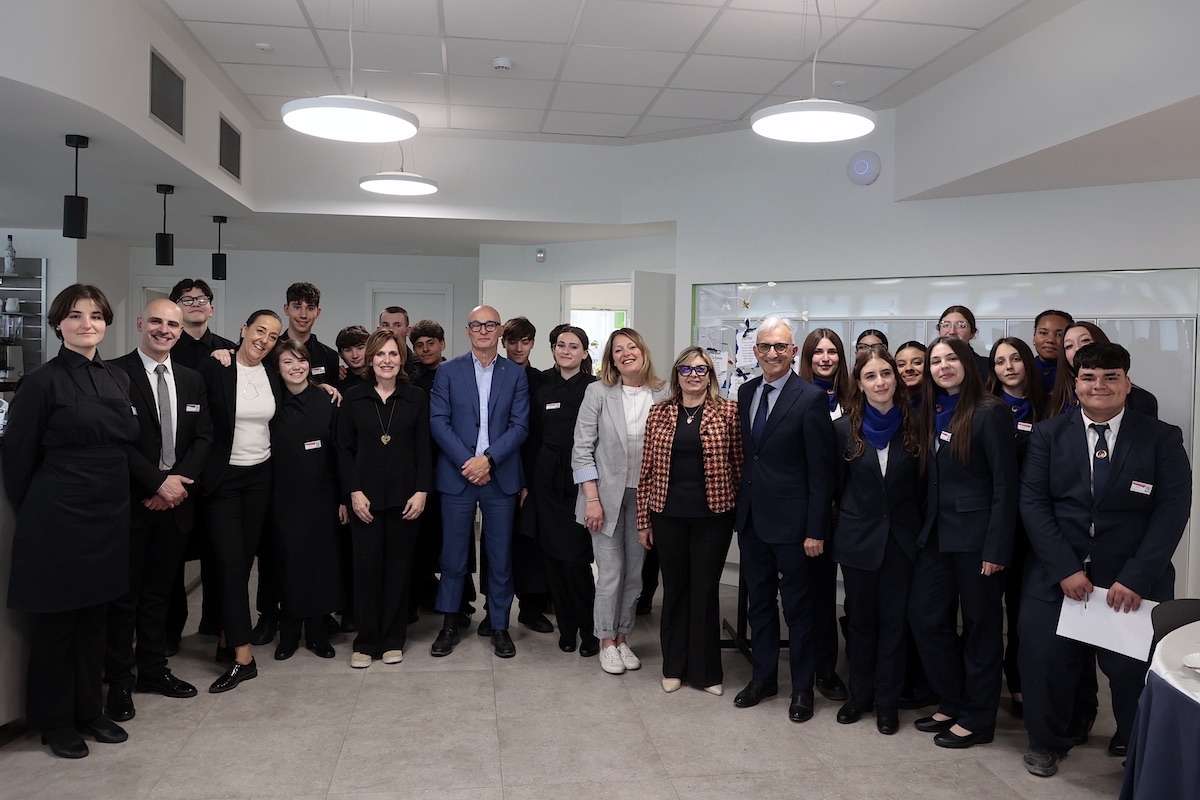 Sindaca Metropolitana Sara Funaro con i ragazzi del Saffi (foto Antonello Serino - Met Ufficio Stampa)