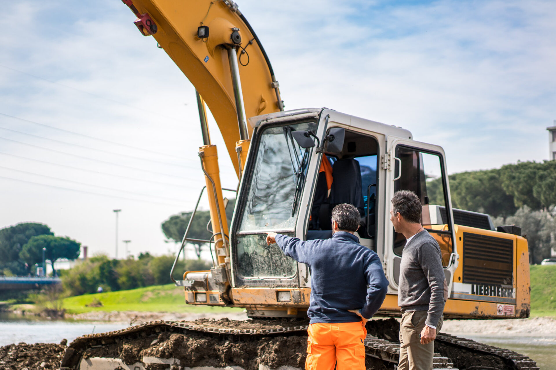 ecnici e operatori del Consorzio di Bonifica 3 Medio Valdarno a lavoro (Fonte foto comunicato Consorzio di Bonifica Medio Valdarno)