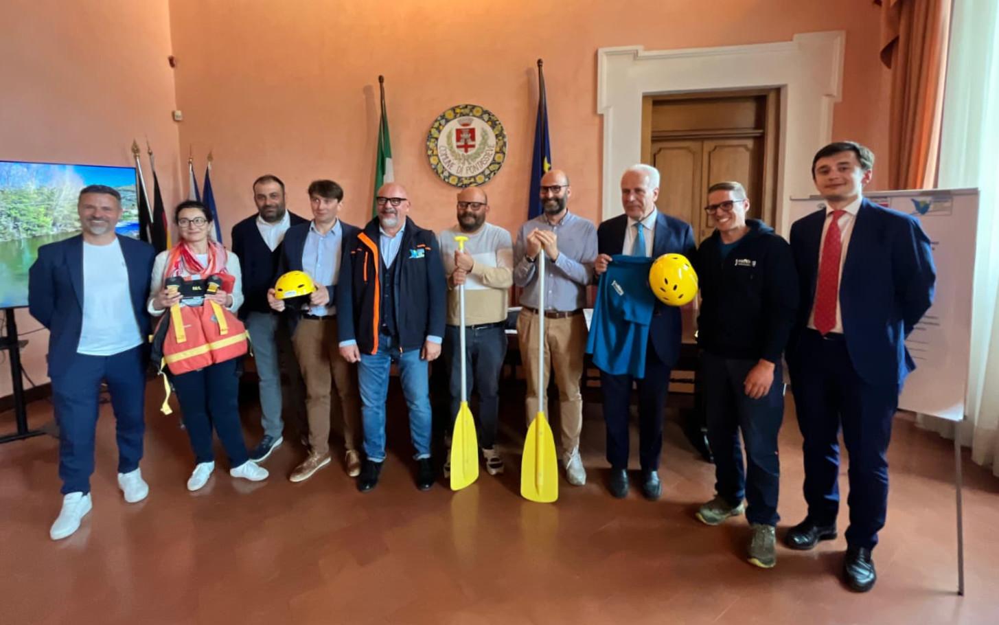 Foto di gruppo nel palazzo comunale di Pontassieve (fonte foto comunicato stampa)