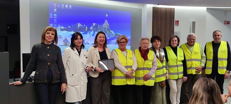 Il momento della consegna con tutti i presenti (fonte foto comunicato stampa)