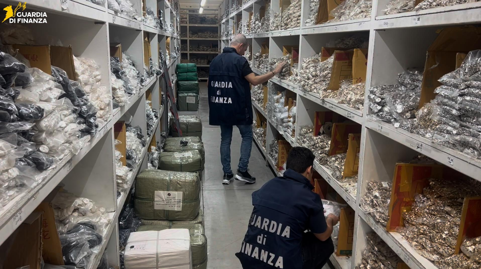 Un momento del sequestro (Fonte foto sala stampa Guardia di Finanza)