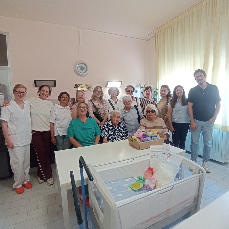 Foto di gruppo con le creazioni beneaugurali 