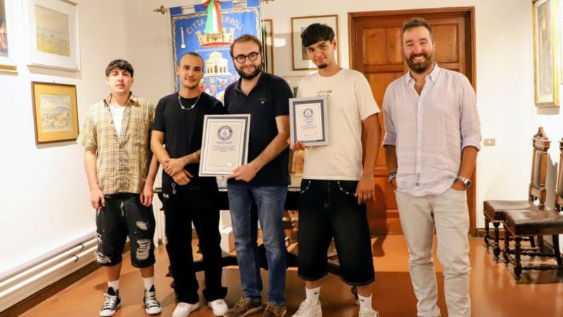 Empoli da Guinness, accolto dal sindaco il 'recordman' delle collane Gabriele Bergamasco