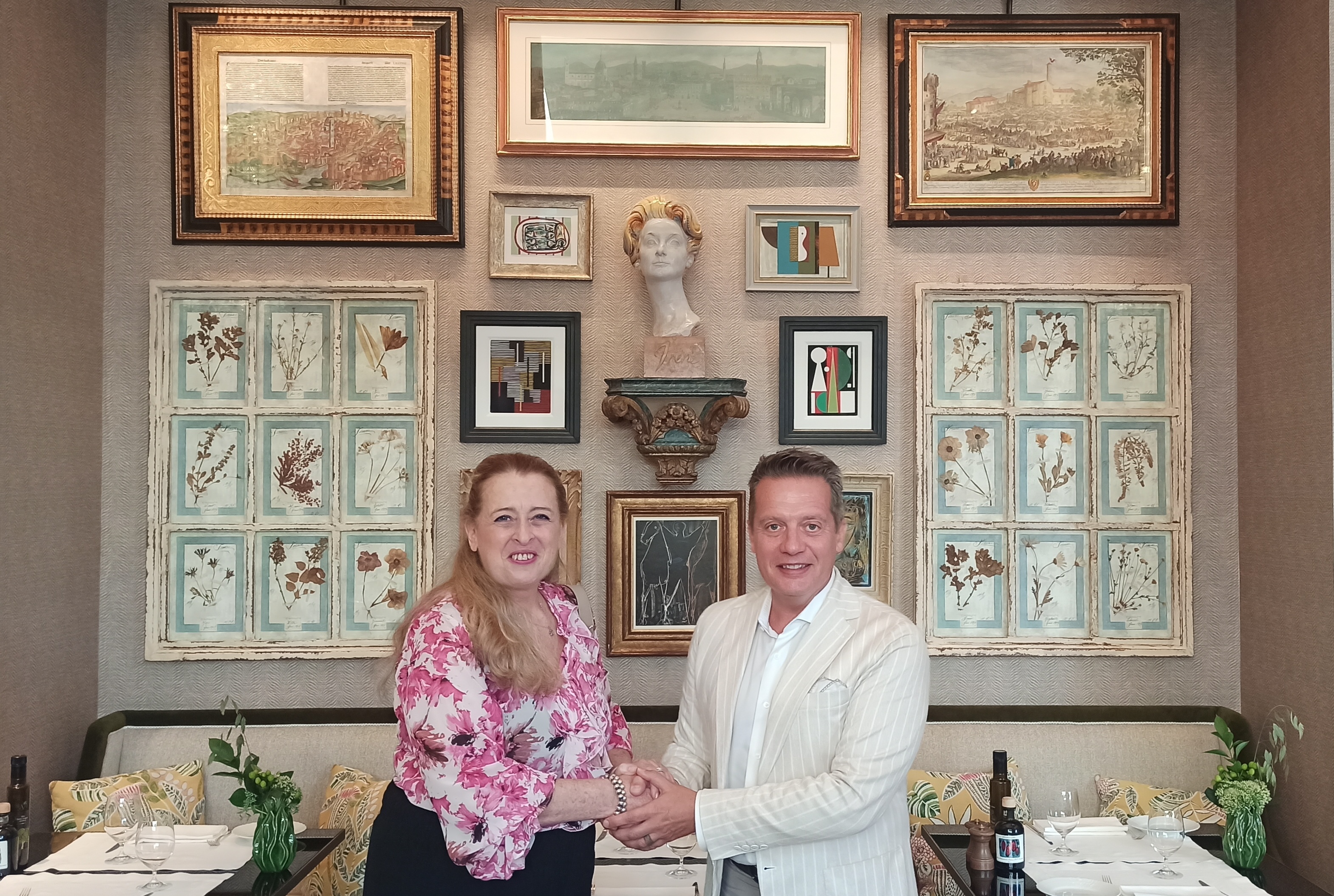 Barbara Gonella e Matteo Gentile Direttore dell'Hotel Savoy (Fonte foto comunicato stampa Aisla Firenze)