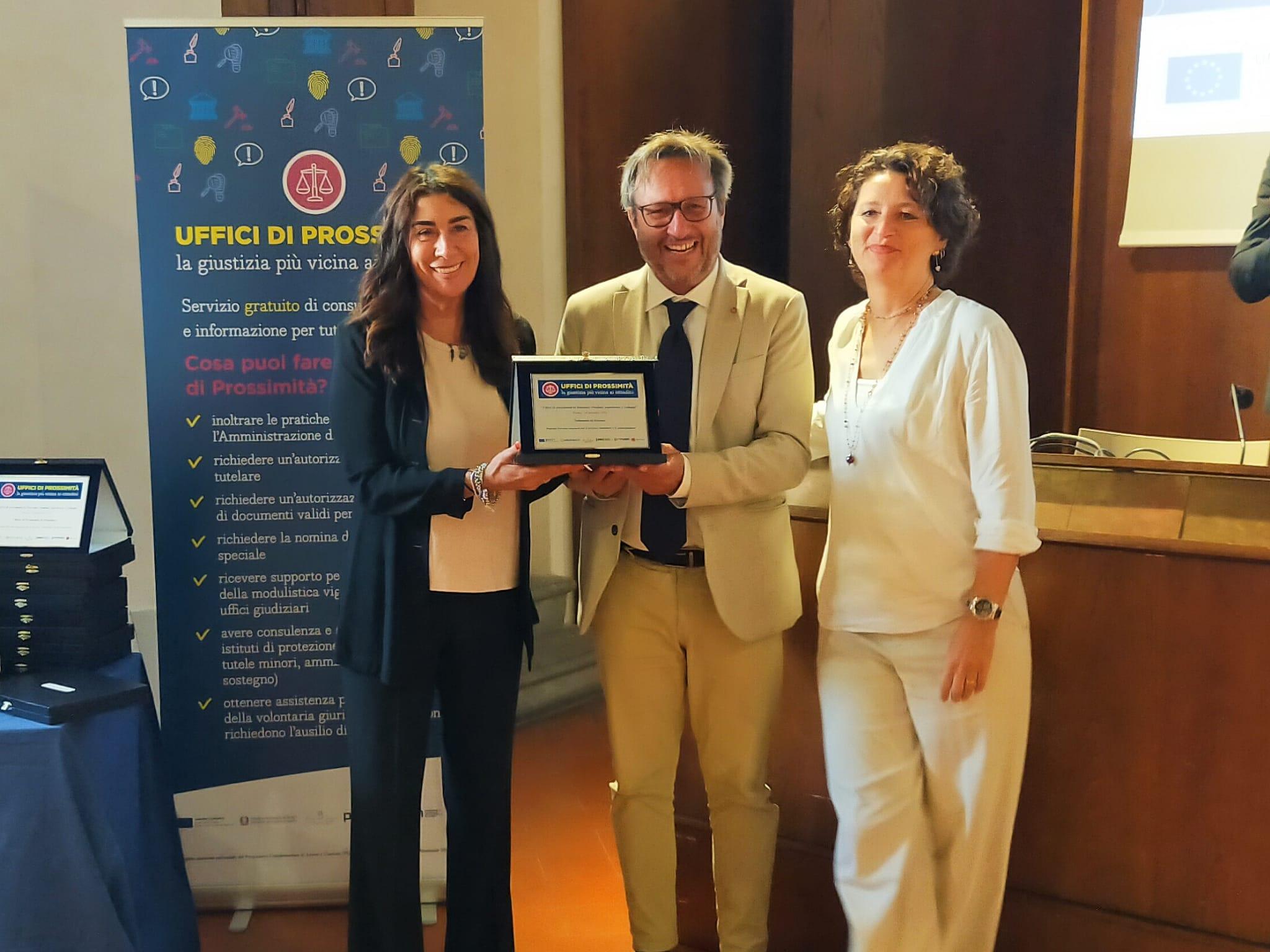 L'assessore Lenzi durante la consegna delle targhe - fonte foto comunicato stampa