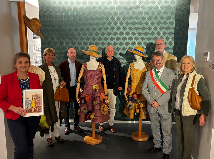 La famiglia Corti dona al Museo Civico della Paglia di Signa due abiti sartoriali interamente realizzati in paglia (Fonte foto comunicato Comune di Signa)