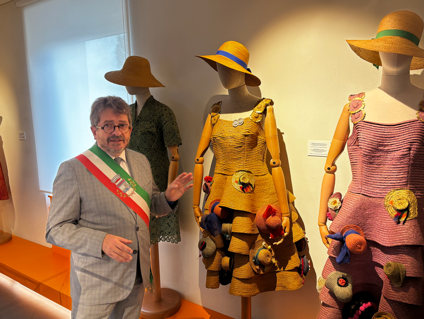 La famiglia Corti dona al Museo Civico della Paglia di Signa due abiti sartoriali interamente realizzati in paglia (Fonte foto comunicato Comune di Signa)