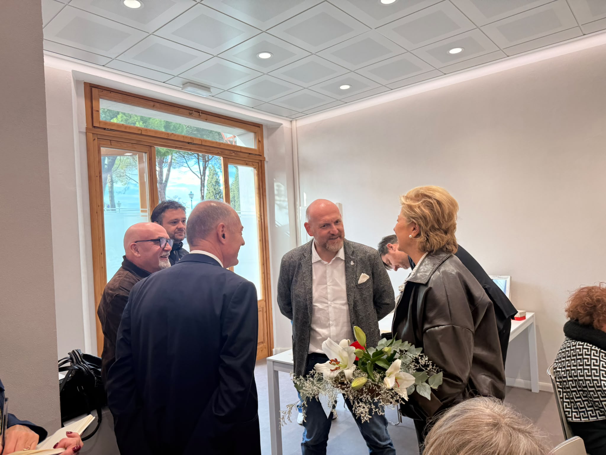 Il Sindaco con Regina Schrecker al Punto Tavarnelle (Fonte foto Comune di Barberino Tavarnelle)