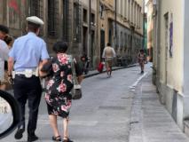 Signora novantenne si ‘perde’ in centro a Firenze, la Polizia municipale la accompagna (Fonte foto Comune di Firenze)