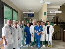 Il dottor Feroci insieme al team del centro di riferimento chirurgia tiroidea di Pescia (Fonte foto Ausl Toscana Centro)