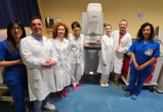 Il gruppo di lavoro intorno al mammografo di ultima generazione (Fonte foto Ausl Toscana Centro)