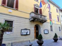 Palazzo comunale cartelli "R1pud1a"