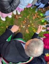 Un momento della piantumazione (Fonte foto Comune di Figline e Incisa Valdarno)