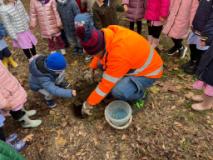 Un momento della piantumazione (Fonte foto Comune di Figline e Incisa Valdarno)