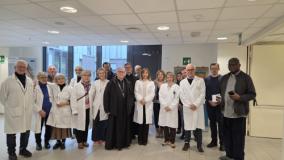 foto con personale sanitario e al centro dott.ssa Di Renzo e Mons. Tardelli (fonte foto comunicato stampa)