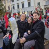 la befana insieme alla Sindaca Giannì e all'Assessore Spina