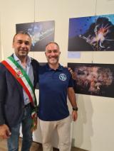 Il sindaco Emanuele Caporaso con Stefano Cerbai durante l'inaugurazione della mostra presso il Consiglio Regionale della Toscana (Fonte foto Comune di Lastra a Signa)
