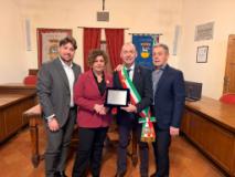 Il sindaco Sottani. con i familiari di Lucrezia