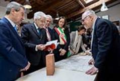 Consegna dei volumi al presidente Mattarella  (fonte foto comunicato stampa)