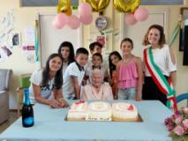 la festeggiata insieme ai familiari e all'assessora Parisi