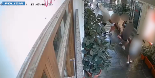 Frame da video (telecamera) del momento della rapina - Fonte comunicato Polizia di Stato