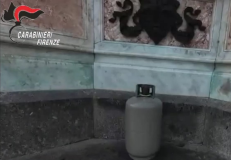 Bombola del gas ai piedi del David di Piazzale Michelangelo (Frame da video Carabinieri)