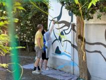 Venti metri di murale sul muro del Centro diurno a San Donnino
